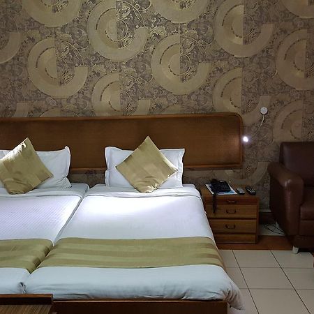 Oyo 15791 Flagship Hotel Executive Hazratganj Лакнау Екстериор снимка