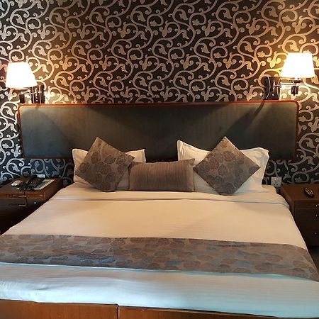 Oyo 15791 Flagship Hotel Executive Hazratganj Лакнау Екстериор снимка