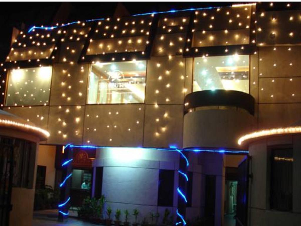 Oyo 15791 Flagship Hotel Executive Hazratganj Лакнау Екстериор снимка