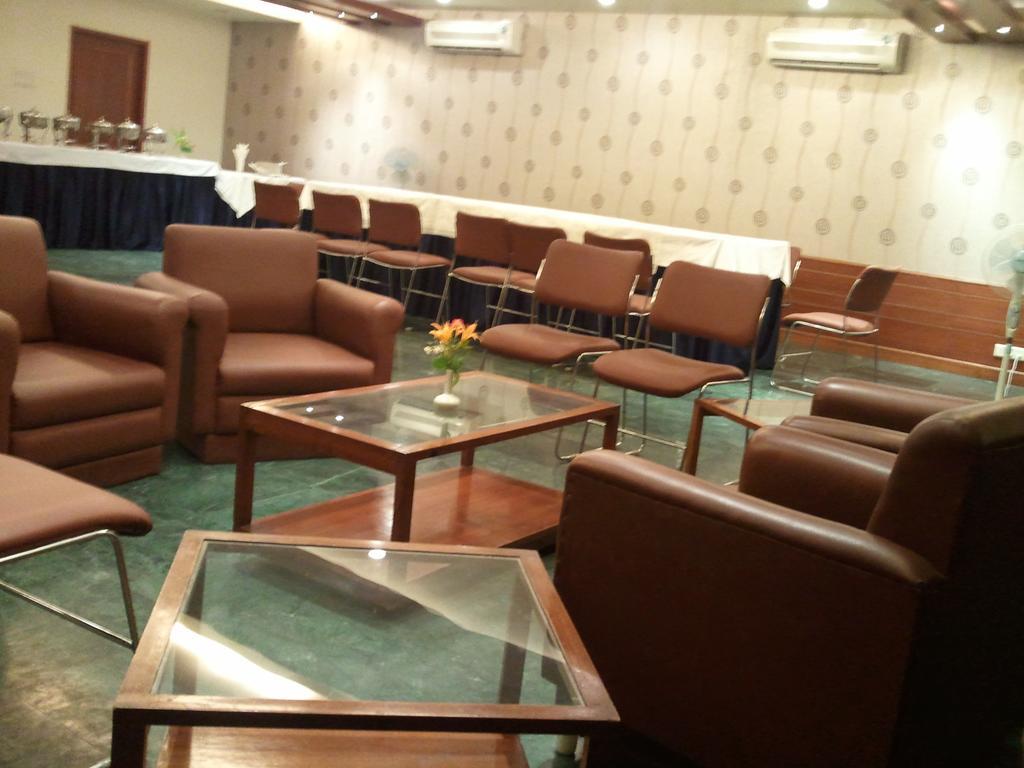 Oyo 15791 Flagship Hotel Executive Hazratganj Лакнау Екстериор снимка