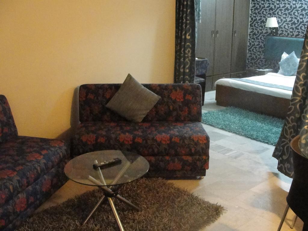 Oyo 15791 Flagship Hotel Executive Hazratganj Лакнау Екстериор снимка