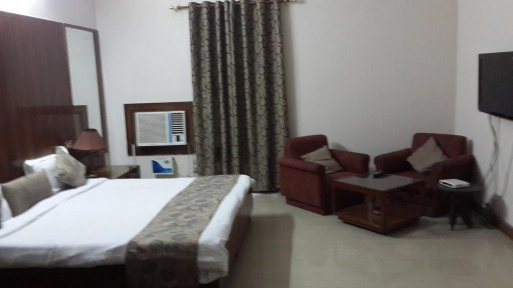 Oyo 15791 Flagship Hotel Executive Hazratganj Лакнау Екстериор снимка