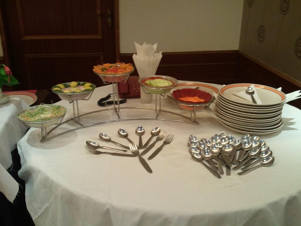 Oyo 15791 Flagship Hotel Executive Hazratganj Лакнау Екстериор снимка