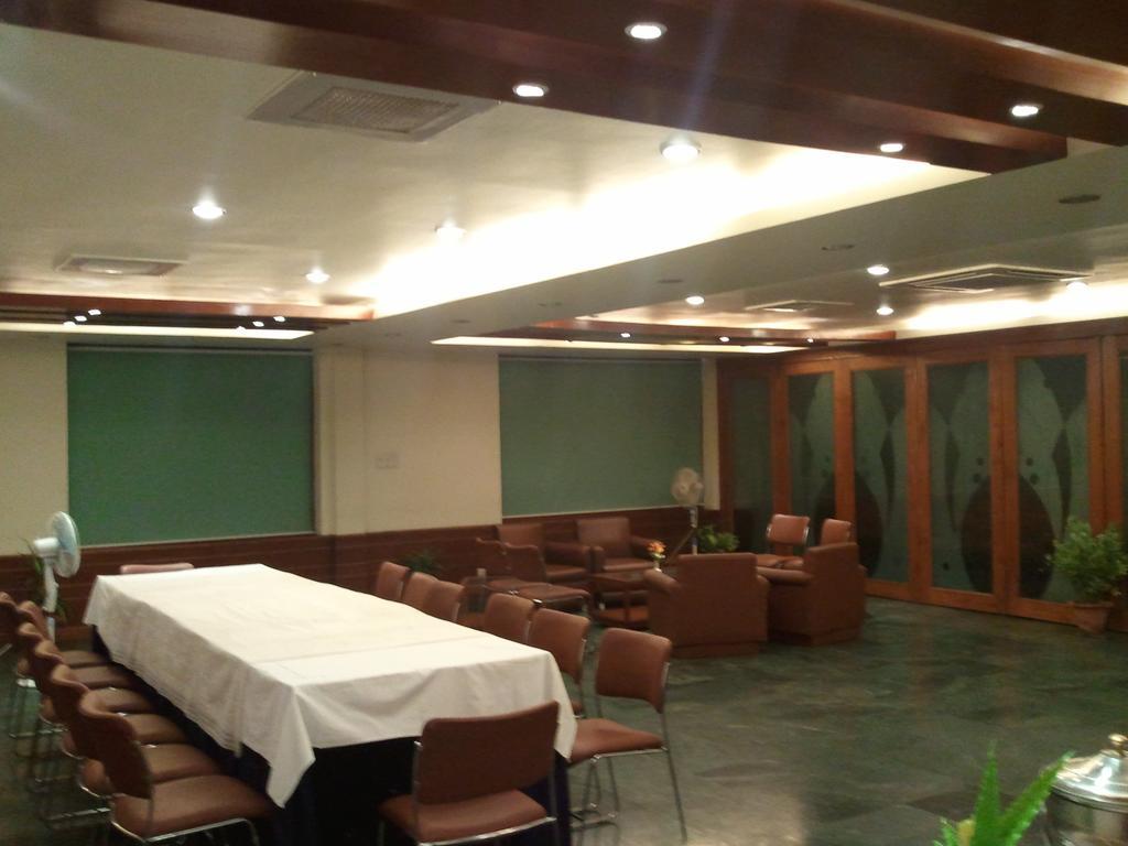 Oyo 15791 Flagship Hotel Executive Hazratganj Лакнау Екстериор снимка