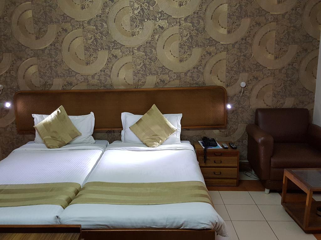 Oyo 15791 Flagship Hotel Executive Hazratganj Лакнау Екстериор снимка