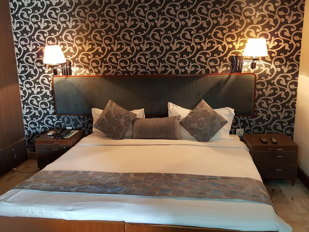 Oyo 15791 Flagship Hotel Executive Hazratganj Лакнау Екстериор снимка