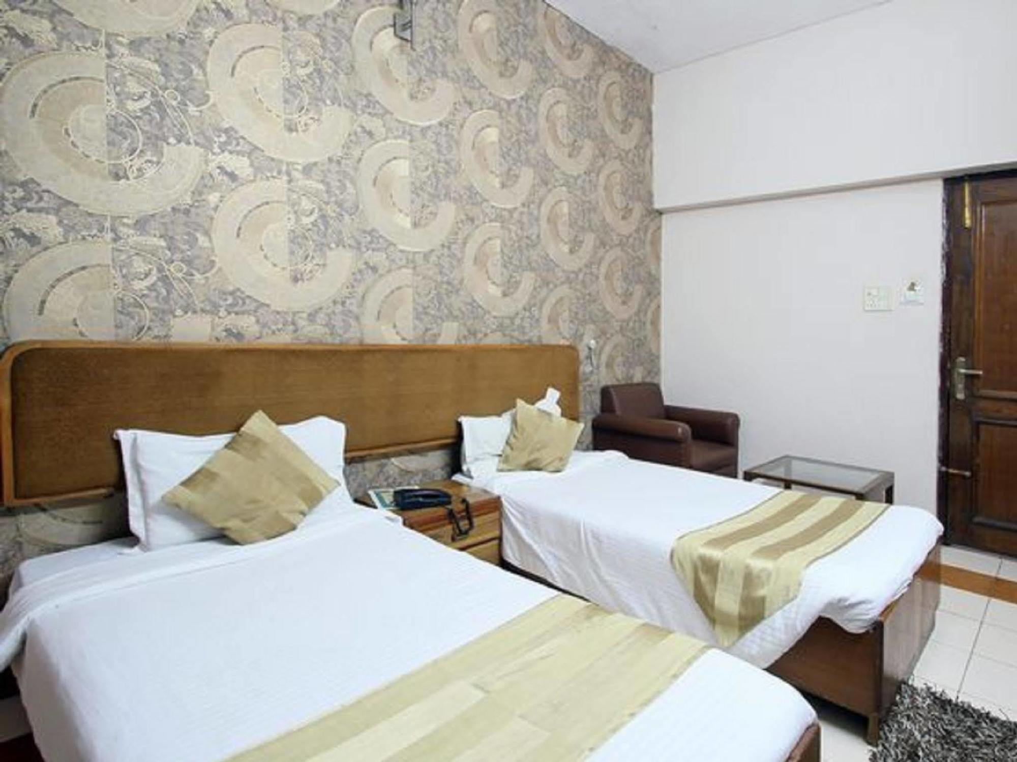 Oyo 15791 Flagship Hotel Executive Hazratganj Лакнау Екстериор снимка